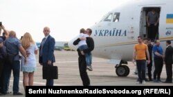 Перші хвилини на рідній землі. 7 вересня 2019 року. Літак із 35 українцями приземлився в київському аеропорту «Бориспіль»