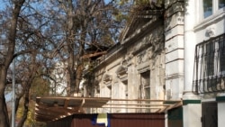 Дом №37 по улице Советской огорожен строительным забором, ноябрь 2019 года