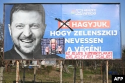 «Виправлений» урядовий білборд із зображенням президента України Володимира Зеленського та гаслом «Не даймо Зеленському сміятися останнім», у Печі, Угорщина, 13 березня 2026 року