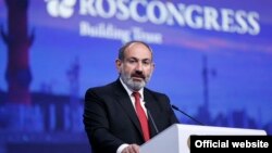 Премьер-министр Армении Никол Пашинян выступает с речью на 23-ем пленарном заседании Петербургского международного экономического форума, 7 июня 2019 г.