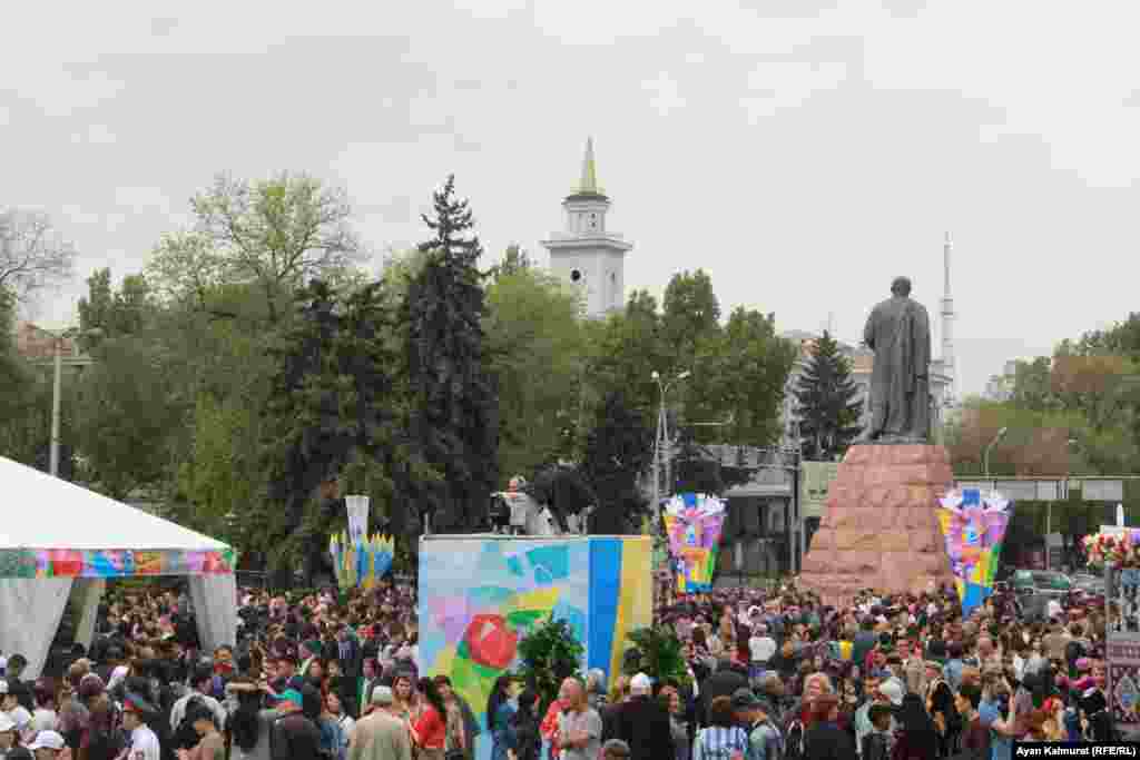 Күн салқын болғанына қарамастан, Республика сарайы алдына жиналғандардың қарасы көп. Алматы, 1 мамыр 2018 жыл.