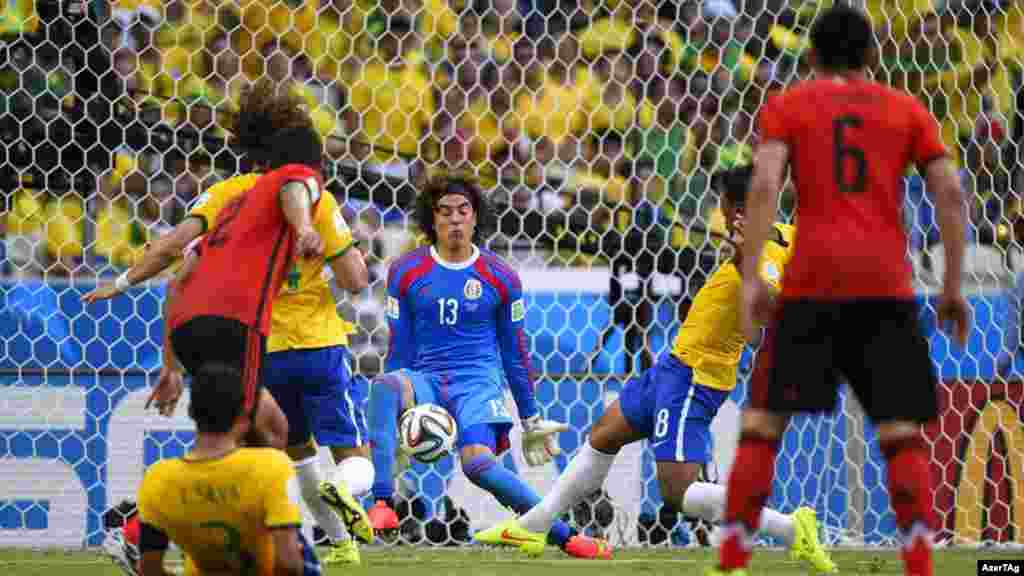 А тобындағы Бразилия мен Мексика арасындағы матчта 27 қауіпті шабуыл ұйымдастырылғанымен есеп ашылған жоқ. Фортазела, 17 маусым 2014 жыл.