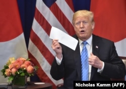 Presidenti Trump mban në duar letrën që i kishte dërguar Kim Jong Un. 26 shtator, 2018.