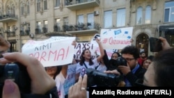 Aksiya keçirənlərin qaldırdıqları plakatlar