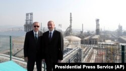 Rəcəb Tayyib Ərdoğan İzmir yaxınlığında yeni neft emalı zavodunun açılışından sonra İlham Əliyevlə xatirə şəkli çəkdirir.