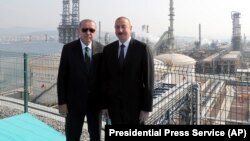 Türkiyə prezidenti Recep Tayyip Erdogan (solda) və Azərbaycan prezidenti İlham Əliyev, Türkiyə, Izmir, 18 oktyabr 2018