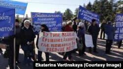 Митинг протеста уволенных работников БЦБК в Байкальске в октябре 2013 года