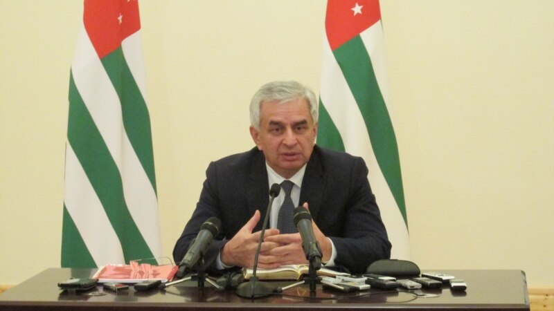 Абхазского президента засыпали вопросами