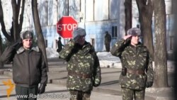 Військові віддавали честь, коли мітингувальники співали