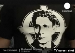 Футблока с изображением Корнелиу Кодряну, основателя Железной гвардии, на участнике одной из демонстраций правых радикалов. Кодряну был убит в 1938 году в тюрьме по приказу правительства Кароля II