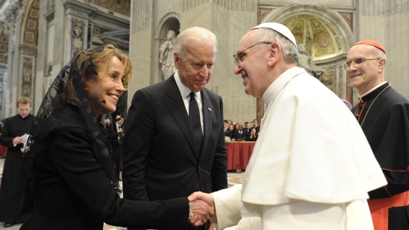 Бајден ќе се сретне со Папата во ек на притисокот на бискупите против абортусот