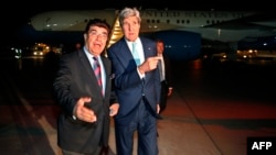John Kerry Əfqanıstan XİN rəsmisi Hamid Siddiq-lə Kabil beynəlxalq aeroportunda söhbət edir, 11 iyul