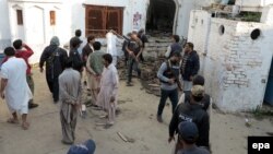Պակիստան - Իրավապահները ինքնասպան ահաբեկչի իրականացրած պայթյունի վայրում՝ շիաների մզկիթի մոտ, Լախի Դար շրջան, Շիկարպուր, 30-ը հունվարի, 2015թ․
