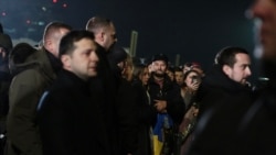 Президент України Володимир Зеленський (ліворуч) в аеропорту «Бориспіль» під час зустрічі звільнених в рамках обміну утримуваними особами між Україною і російськими гібридними силами, 29 грудня 2019 року