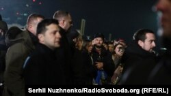 Президент Украины Владимир Зеленский (слева) в аэропорту «Борисполь» во время встречи освобожденных в рамках обмена