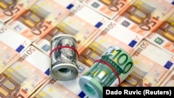 Банкноты евро и доллара США. Иллюстративное фото.