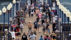 Pojedini nose maske, Oceanside, Kalifornija, 22. lipnja