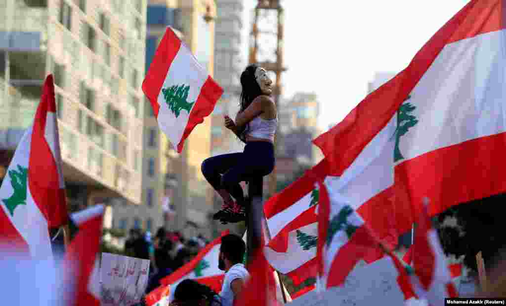 У Лівані акції протесту почалися у ніч на 18 жовтня. Демонстранти звинувачують політиків у корупції, високому рівні безробіття та доведенні країни до економічного краху. Частково протести були викликані планом оподаткування дзвінків в WhatsApp і інших програмах обміну повідомленнями.