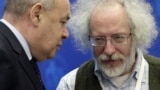 Михаил Швыдкой и главный редактор "Эха Москвы" Алексей Венедиктов, июнь 2015 года