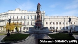 На пам'ятник російської імператриці Катерині II активісти одягли червоний ковпак ката, а на руку повісили петлю для повішення. Одеса, 2 листопада 2022 року