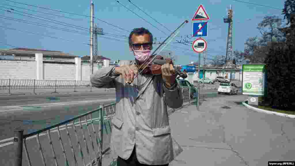 Уличный скрипач развлекает прохожих