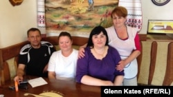 Венгр кафесі қызметкерлері (солдан оңға) Шандо, Ольга, Анжелика және Каталин. Берегове, 28 мамыр 2014 жыл.