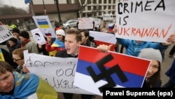 Під час акції протесту у столиці Польщі проти збройної агресії Росії в Криму. Варшава, 2 березня 2014 року