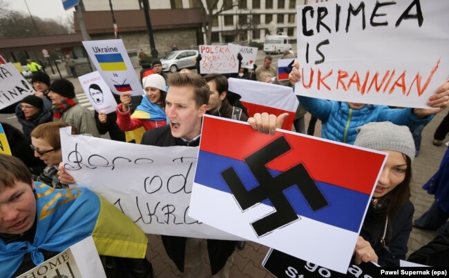 Акція протесту у столиці Польщі проти збройної агресії Росії в Криму. Варшава, 2 березня 2014 року
