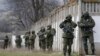 Мирне населення уряд спробує евакуювати, військові у Криму залишаться – радник Міноборони