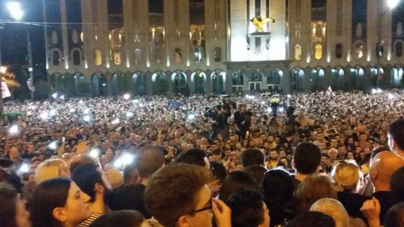 В Грузии из-за массовых протестов подал в отставку генпрокурор