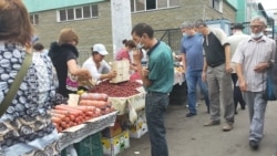 Көкбазар алдында азық-түлік сатып тұрғандар мен тұтынушылар. Алматы, 21 шілде 2020 жыл.
