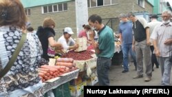 Торговля за пределами закрытого на карантин Зеленого базара. 21 июля 2020 года.