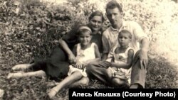 Анастасія і Аляксандар Клышкі з дочкамі Валяй і Ірай. Менск, 1939 год