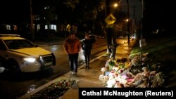Місце покладання квітів біля синагоги, де розстріляли 11 людей, Піттсбург, США