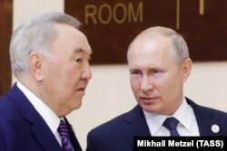 Бывший президент Казахстана Нурсултан Назарбаев (слева) и президент России Владимир Путин перед заседанием Высшего Евразийского экономического совета, на котором Назарбаеву присвоили звание почетного председателя. Нур-Султан, 29 мая 2019 года.
