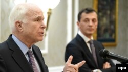 Senatori John McCain dhe ministri i Mbrojtjes së Malit t5 Zi, Predrag Boskoviq