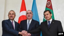 Çepden saga: Türkiýäniň Daşary işler ministri Mewlut Kawusoglu, Azerbaýjanyň Elmar Mammadýarow we Türkmenistanyň daşary işler ministri Reşit Meredow, Baku, 2017-nji ýylyň 19-njy iýuly.