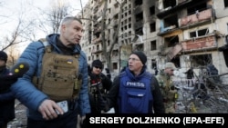 Виталий Кличко возле поврежденного обстрелами дома в Киеве, 14 марта 2022 года