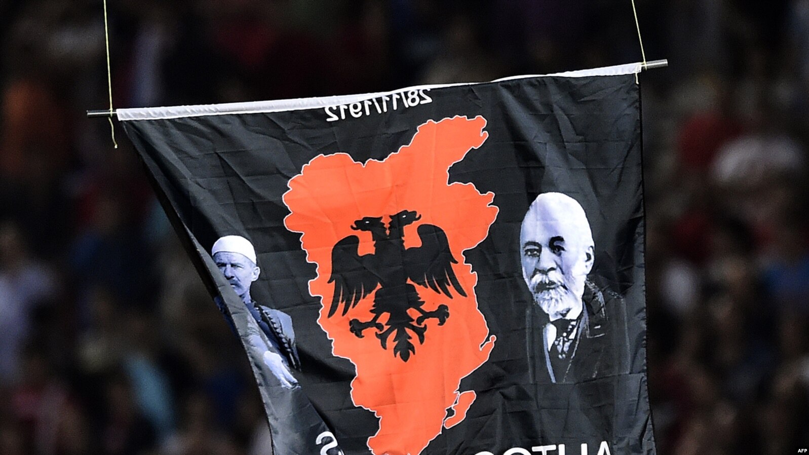 Droni me hartën e "Shqipërisë së Madhe" dhe me mbishkrimin "autokton" gjatë ndeshjes mes Shqipërisë dhe Serbisë në Beograd më 2014.