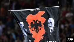 Droni me hartën e "Shqipërisë së Madhe" dhe me mbishkrimin "autokton" gjatë ndeshjes mes Shqipërisë dhe Serbisë në Beograd më 2014.