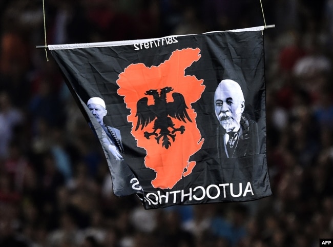 Droni me hartën e "Shqipërisë së Madhe" dhe me mbishkrimin "autokton" gjatë ndeshjes mes Shqipërisë dhe Serbisë në Beograd më 2014.