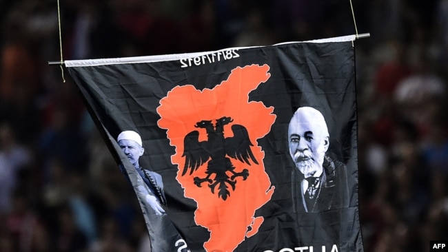 Droni me hartën e "Shqipërisë së Madhe" dhe me mbishkrimin "autokton" gjatë ndeshjes mes Shqipërisë dhe Serbisë në Beograd më 2014.