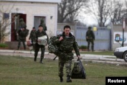 Українські військові покидають базу в Перевальному, Крим, 20 березня 2014 року