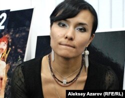 "12" жобасының бастамашыларының бірі Анастасия Ахметова. Алматы, 23 қараша 2011 жыл.