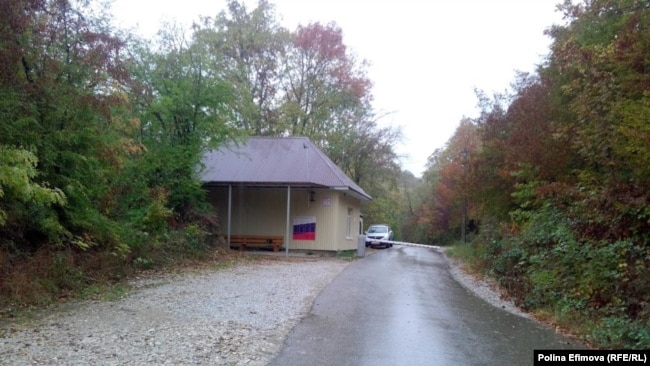 Домик охраны при входе на территорию лицея