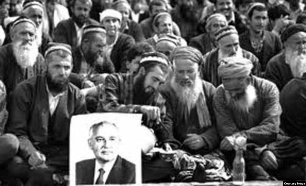 Лаҳзаҳое пеш аз тирандозӣ дар гиридҳамоии 12 феврали соли 1990 дар Душанбе