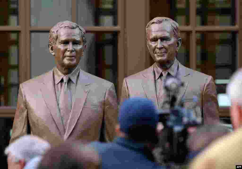 Dallasda Cənubi Metodist Universitetinin şəhərciyində nümayiş olunan ata və oğul Bush-un heykəli. Oğul George W. Bush (sol) və atası George H.W. Bush (sağ) 