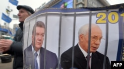 Майданга чыккандардын негизги талабы - президент Виктор Януковичти жана премьер Микола Азаровду кызматтан кетирүү болгон. 