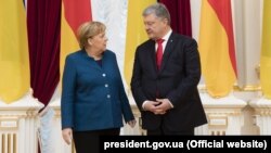 Президент України Петро Порошенко та канцлер Німеччини Анґела Меркель. Київ, 1 листопада 2018 року