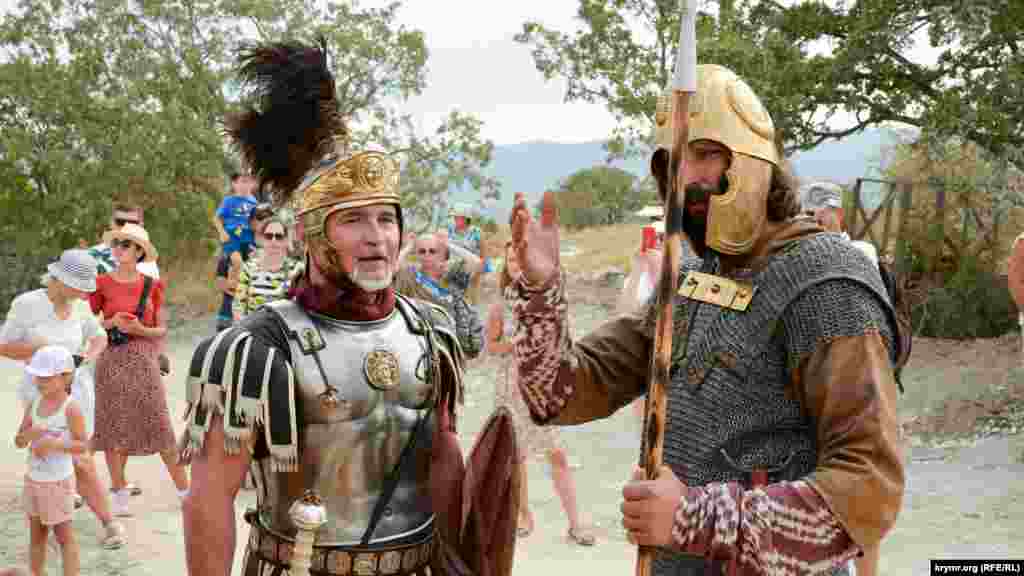 Керівник римських легіонерів (ліворуч) і керівник античних скіфів (праворуч) обговорюють умови та правила навчального бою між двома підрозділами